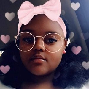 Meet your Posher, Romyia